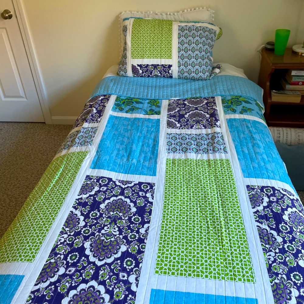 Twin quilt with matching decorative pillow case